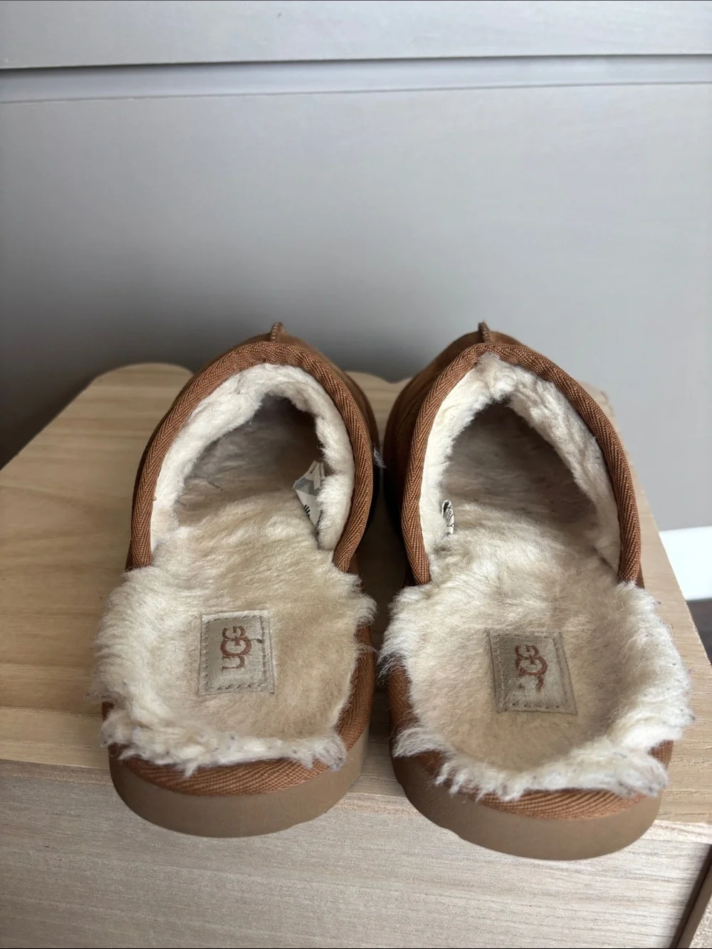 UGG Big Kid unisex slippers chestnut brown size 5 - fits women’s size 7